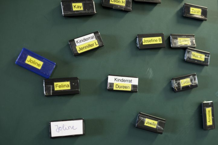 Magnete mit Namen von einem Kinderrat hängen an einer Tafel