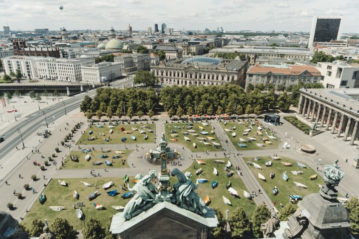 Vogelperspektive vom Dom auf die Aktion 100 Boote am Lustgarten