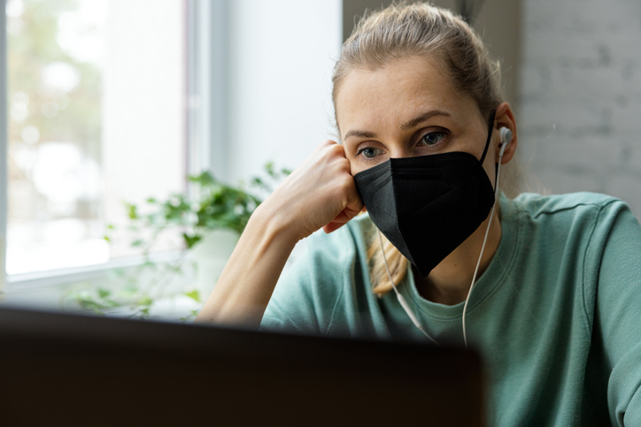 Frau mit FFP2 Maske am Laptop