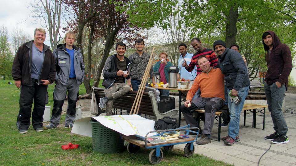 Ehrenamtliche des Bürgerpark Kopernikus bei der Arbeit im Park