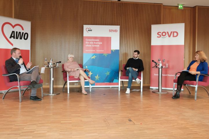 Eine Podiumsdiskussion mit vier Personen im Halbkreis sitzend.