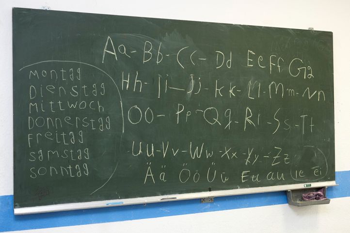 eine Kreidetafel mit deutschem Alphabet Buchstaben und Wochentagen