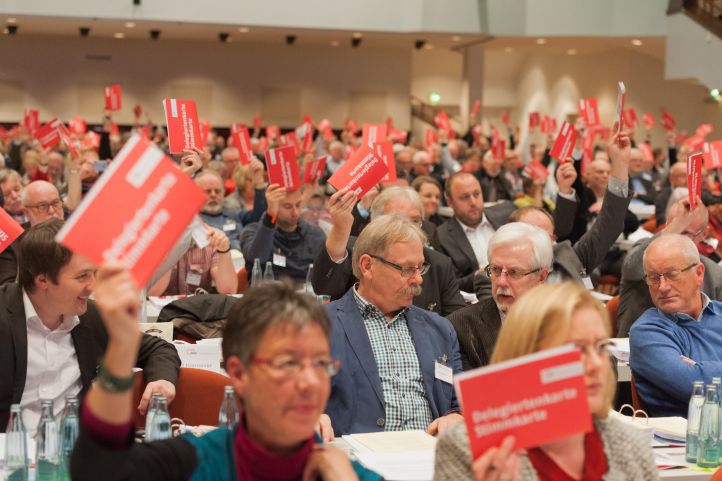 Bild, welches Personen bei der Abstimmung der AWO Bundeskonferenz 2016 zeigt