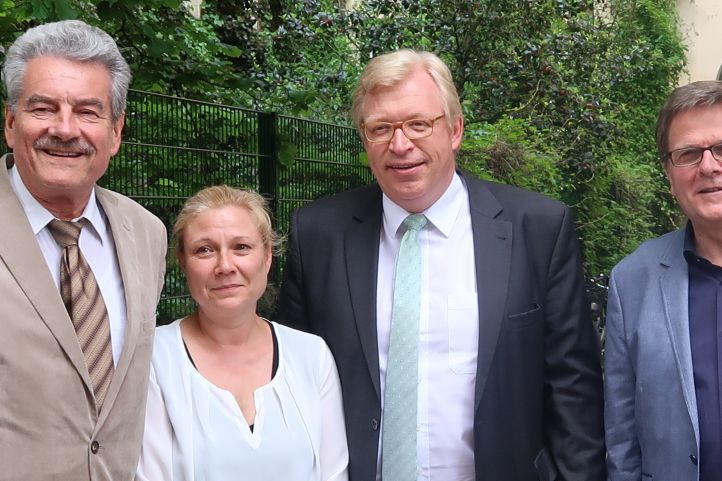 Es sind zu sehen Manfred Nowak, Sabine Derwenskus-Böhm, Staastssekretär Dr. Ralf Kleindiek und Wolfgang Stadler