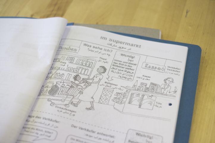 Ein Heft zum Sprachenlernen in Deutsch und Arabisch