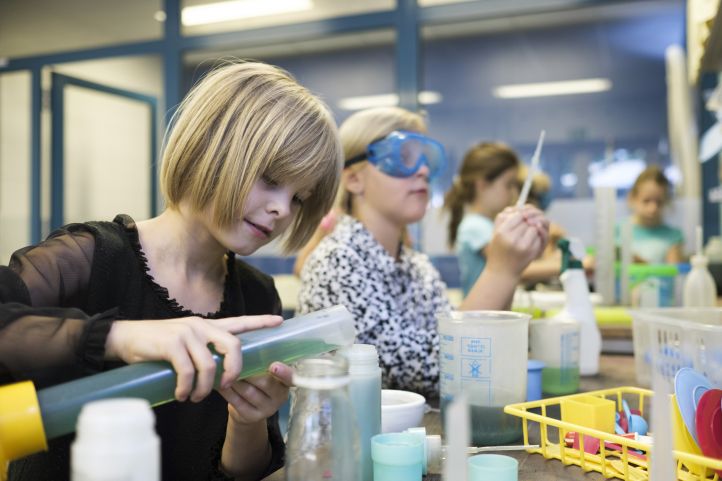Foto mit Kindern im Chemieraum.