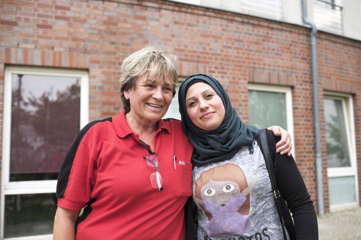 Eine AWO-Frau und eine Frau mit Kopftuch schauen lächelnd in die Kamera