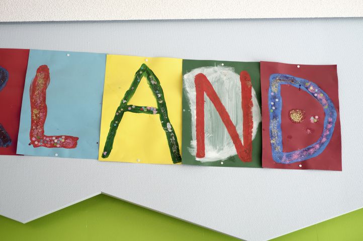Buchstaben auf Papier formen LAND