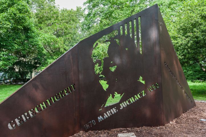 Foto vom Denkmal für Marie Jucacz in Berlin.