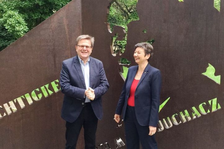 Wolfgang Stadler und Sylvia Bühler vor dem Marie Juchacz Denkmal in Berlin