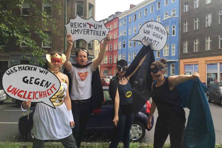 Foto Bündnis für Umverteilung menschen halten auf Straße Plakate hoch.