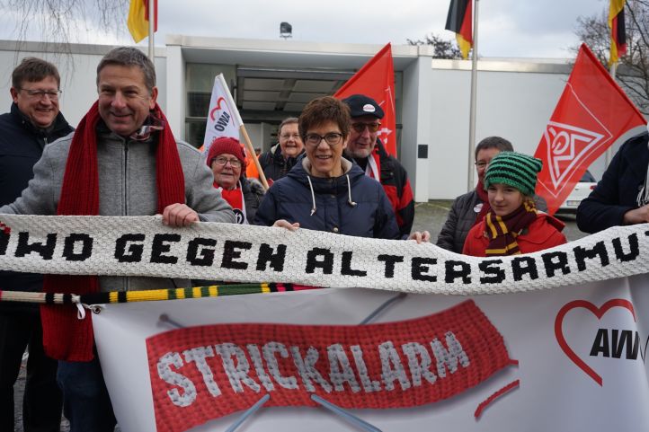 Die Aktion Strickalarm der AWO Saarland gegen soziale Kälte