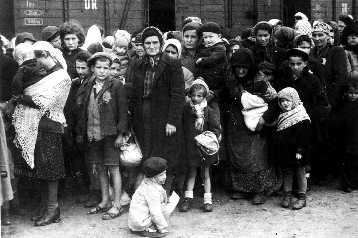 1200px-Bundesarchiv_Bild_183-N0827-318,_KZ_Auschwitz,_Ankunft_ungarischer_Juden