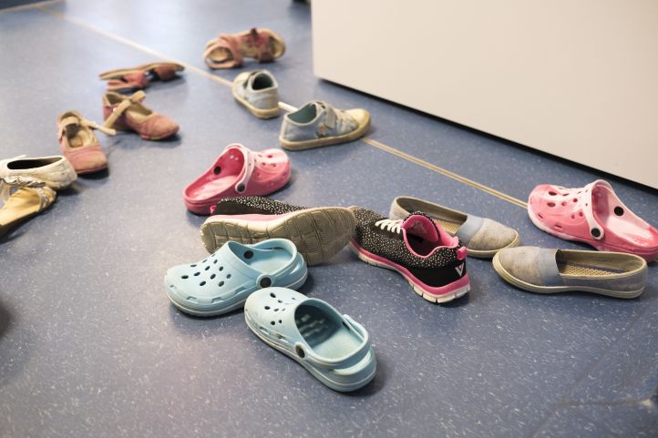 Bunte Schuhe liegen verstreut auf dem Boden