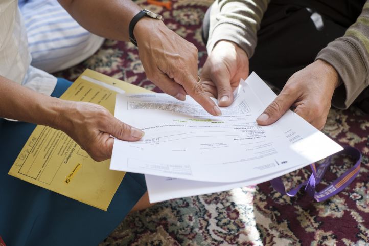 Dokumente werden in Händen gehalten