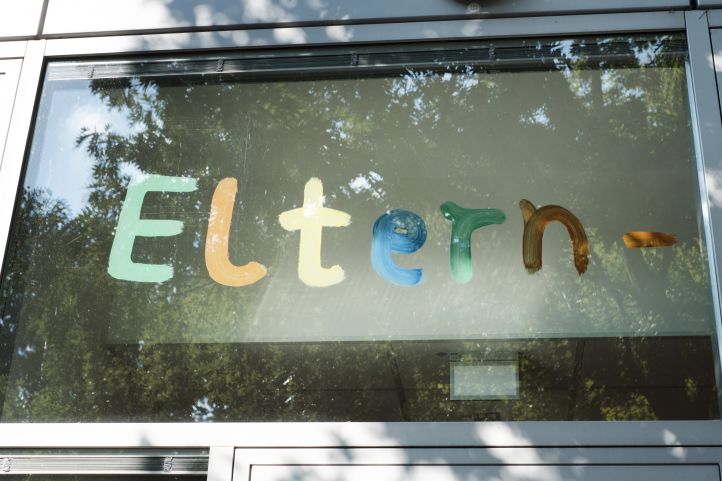 Auf einer Glastür steht Eltern