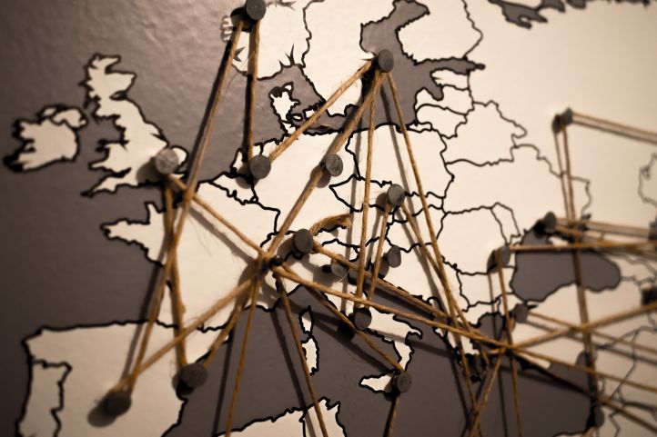 Eine Europakarte auf der Hauptstädte mit Reißzwecken markiert und mit Faden verbunden sind