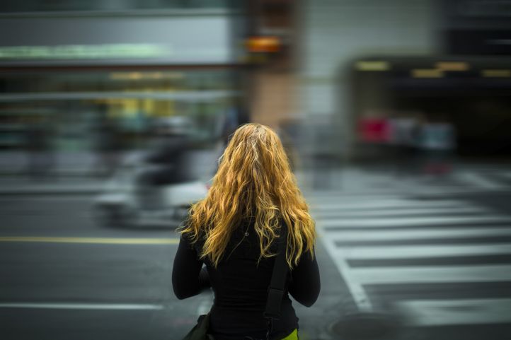 Frau von hinten mit langen Haaren