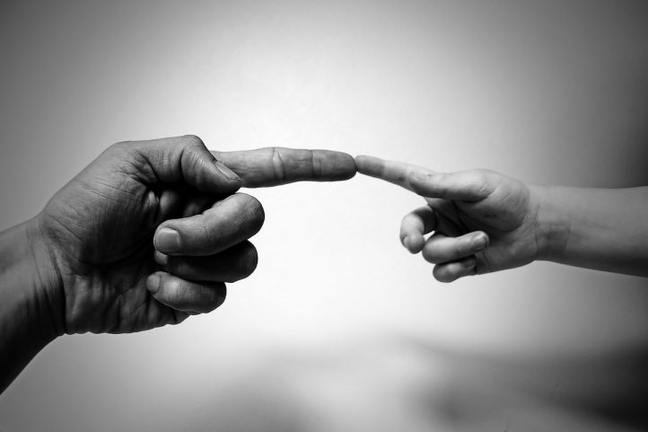 Erwachsenenhand und Kind