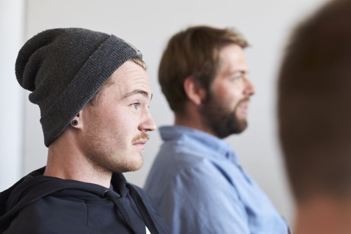 Zwei junge Männer Jungen Jugendliche schauen zur Seite und einer trägt eine Mütze