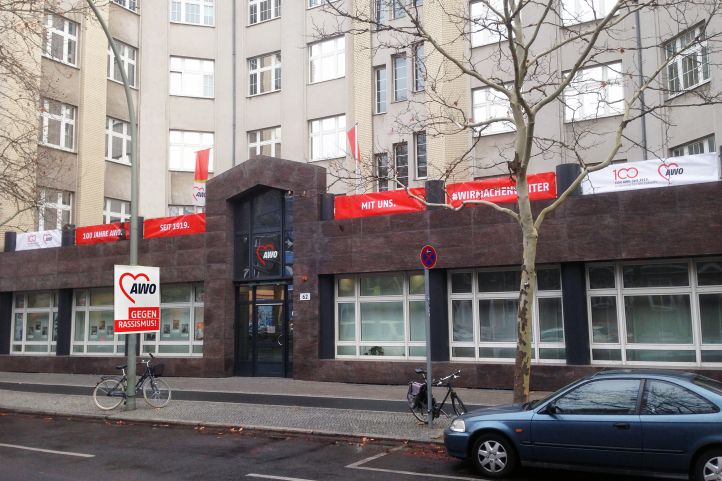 AWO Fassade Banner geschmückt