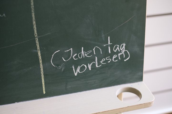 Auf einer Tafel steht: Jeden Tag vorlesen.