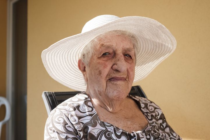 Dame mit Hut in Sonne