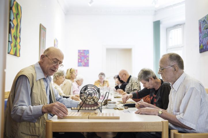 Gruppe spielt Bingo