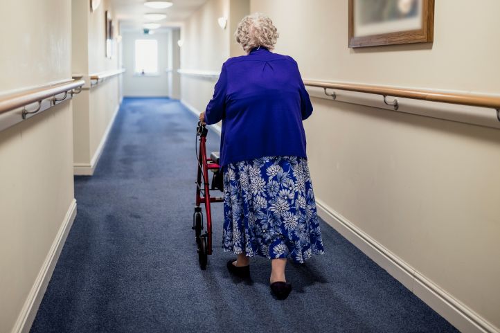 Bild Petition Frau Mit Rollator