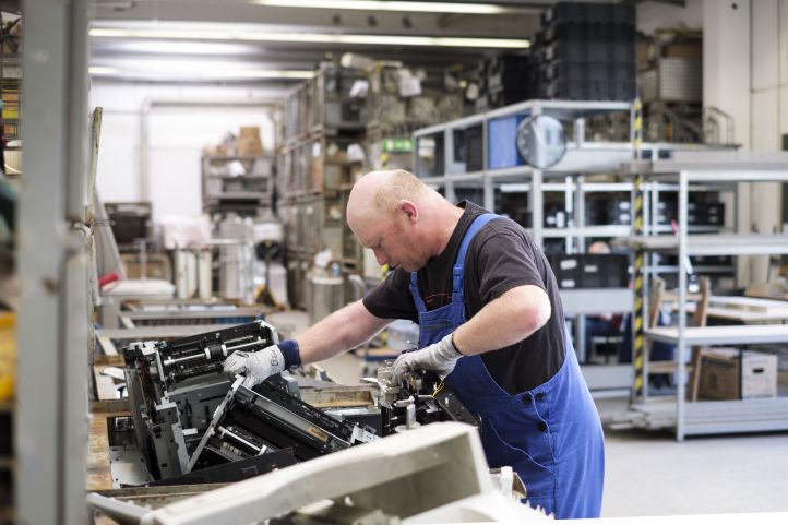 Mann arbeitet im Blaumann