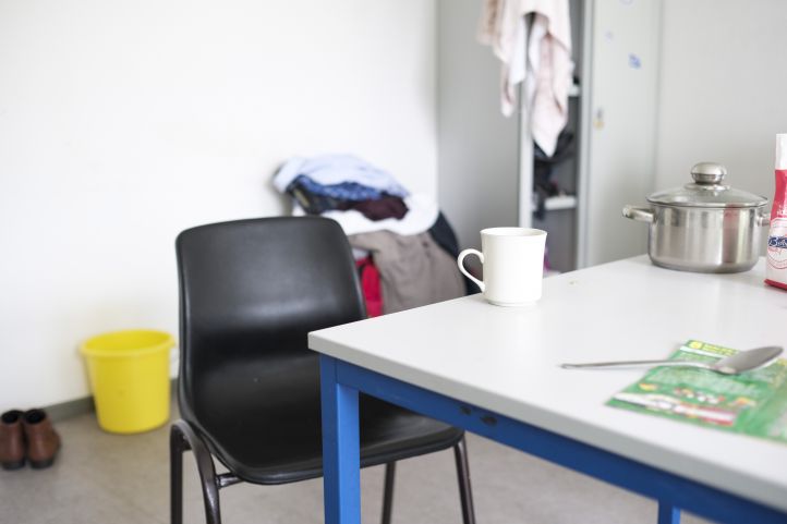Foto mit lehrem Stuhl und Tisch