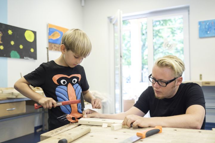 Ein Junge und ein Mann handwerken zusammen