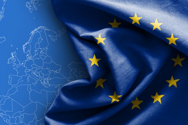 Eine Europaflagge Europafahne liegt auf einer Karte von Europa Europakarte