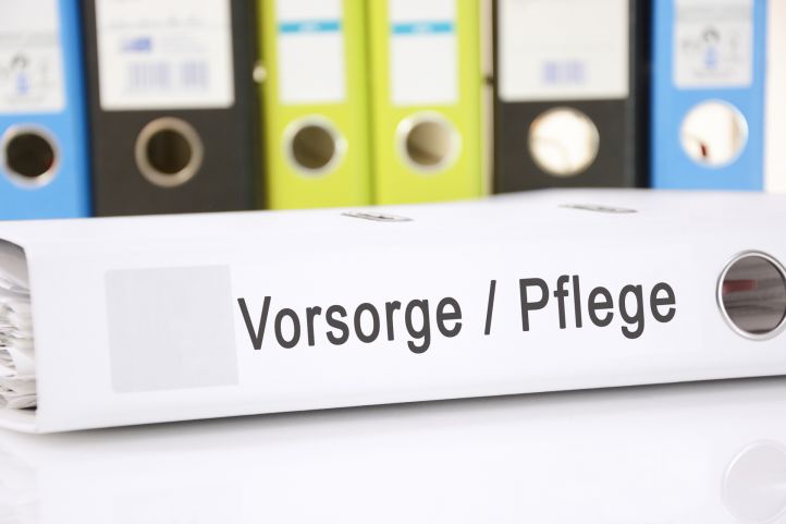 liegender weißer Ordner mit Schriftzug Vorsorge und Pflege