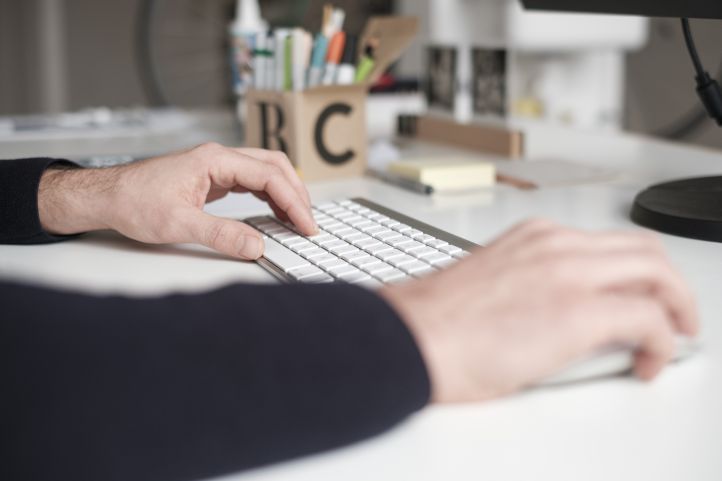 Bild einer Tastatur auf einem Schreibtisch. 