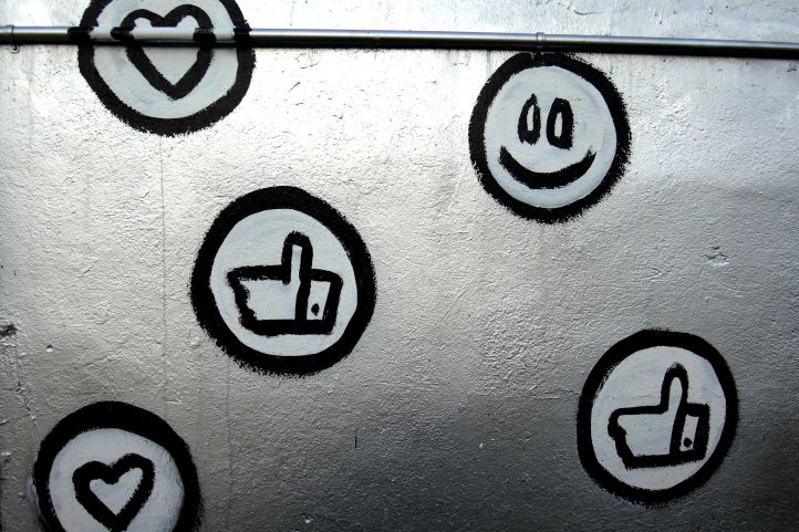 Bild von Smilies auf einer Wand