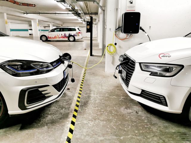 Zwei Autos stehe sich gegenüber