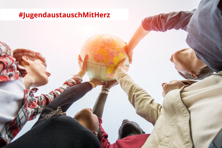 Jugend Menschen halten einen Globus hoch