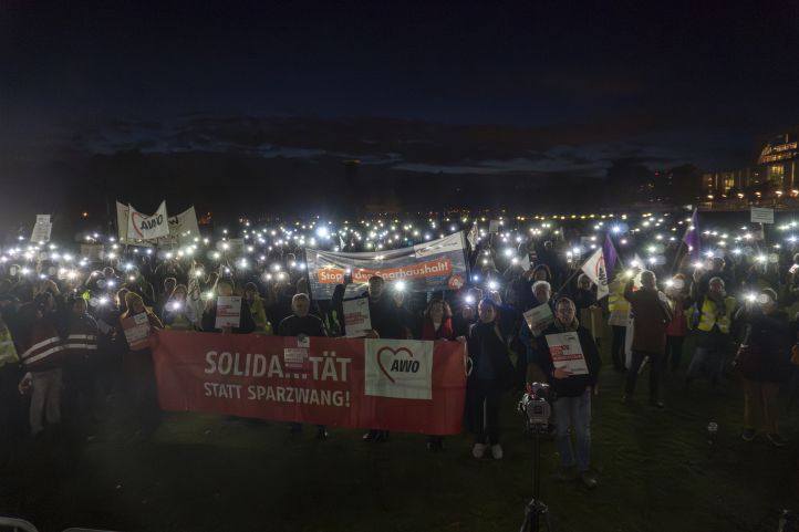 Ein Lichtermeer bei der Protestaktion gegen den Sparhaushalt vor dem Bundestag, mit einem AWO-Banner "Solidarität statt Sparzwang"