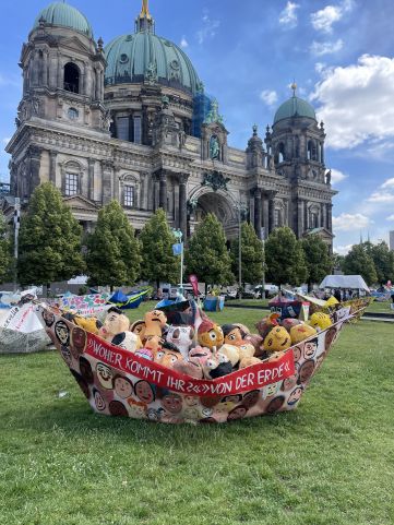 Eines der Boote von der Aktion 100 Boote vor dem Berliner Dom